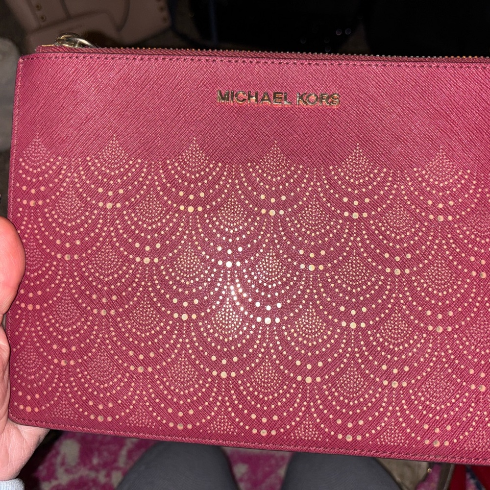 Michael kors oversized clutch. Res & gold.